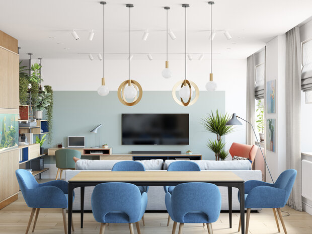 Тему водного мира дополняют подвесы с латунными вставками над обеденным столом — они словно бусины жемчуга или золотые рыбки.