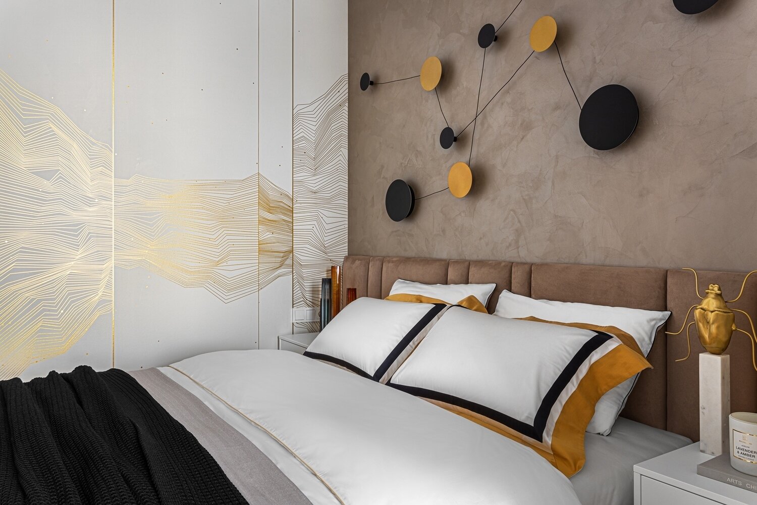 Одну из стен украсили обоями с узором из золотых линий. Одну из стен украсили обоями с узором из золотых линий.