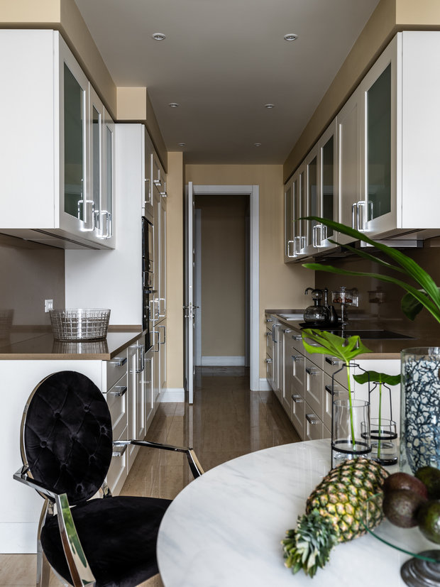 Фотография: Кухня и столовая в стиле Классический, Современный, Эклектика, Квартира, Проект недели, Москва, Более 90 метров, Юлия Бортневская – фото на INMYROOM