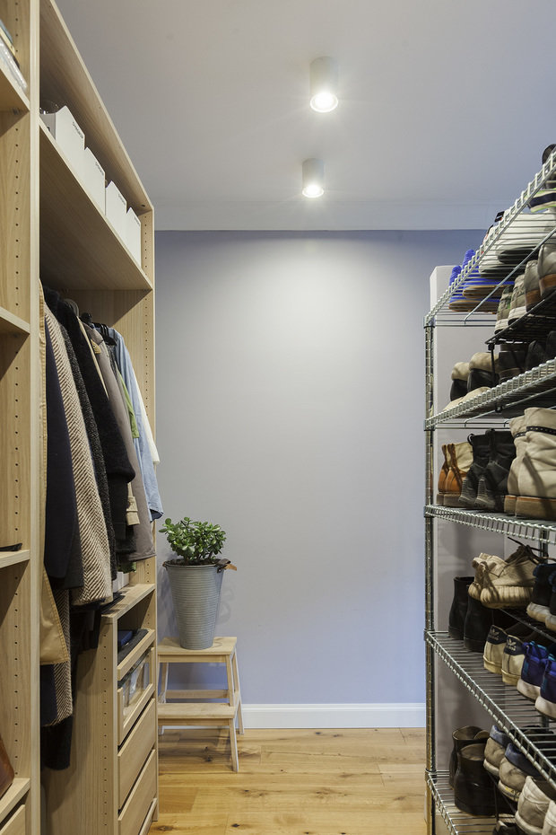 Фотография: Гардеробная в стиле Минимализм, Современный, Квартира, Проект недели, Москва, Кирпичный дом, 2 комнаты, 40-60 метров, INMYROOM_ВИДЕО, INMYROOM TV, Родион Миронович, ЖК «Нижняя Пресня» – фото на INMYROOM
