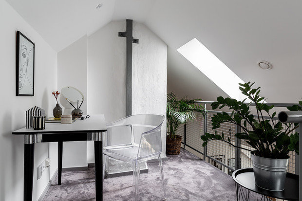 Фотография: Кабинет в стиле Лофт, Скандинавский, Кухня и столовая, Гостиная, Декор интерьера, Квартира, Белый, Серый, 2 комнаты – фото на INMYROOM