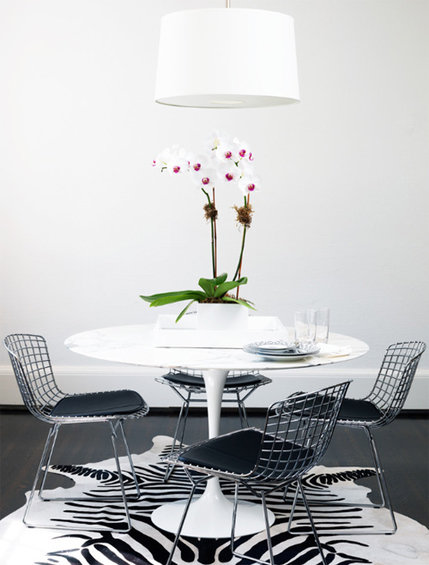 Фотография: Мебель и свет в стиле Хай-тек, Кухня и столовая, Декор интерьера, Декор дома, Цвет в интерьере, Белый, Камин, Бирюзовый – фото на INMYROOM