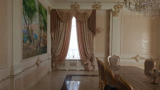 Интерьер гостиной в классическом стиле с позолотой и тяжелыми шторами