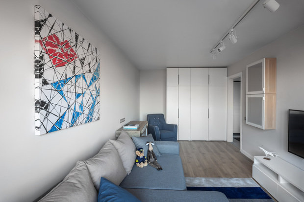 В углу дизайнер организовала уютное место для чтения с торшером и креслом. Рабочий стол можно будет превратить в туалетный столик по желанию.