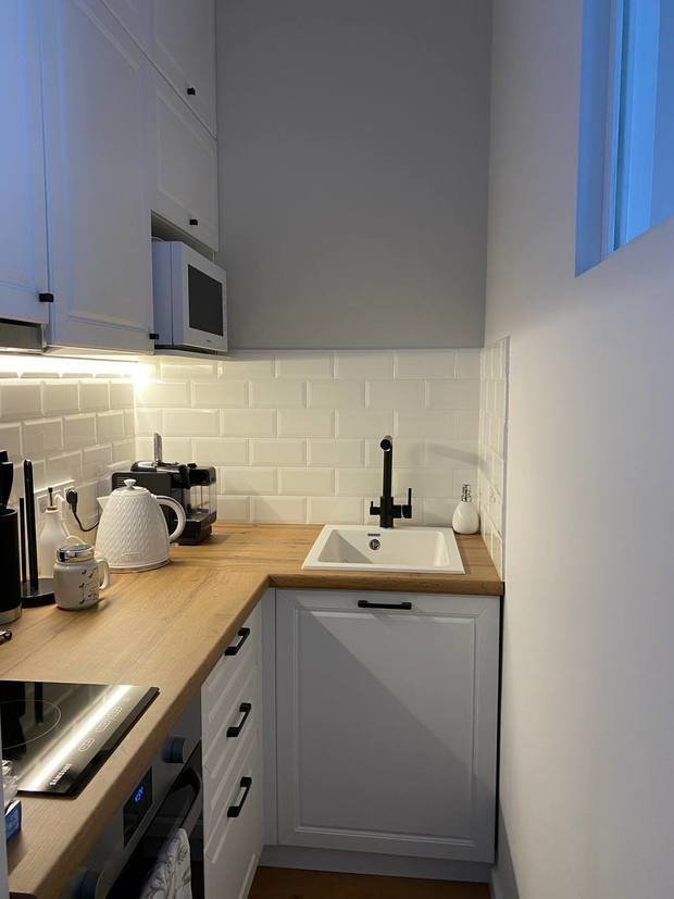 Под раковиной расположен фильтр, смеситель имеет совмещенный излив с возможностью переключения между проточной и фильтрованной водой.  