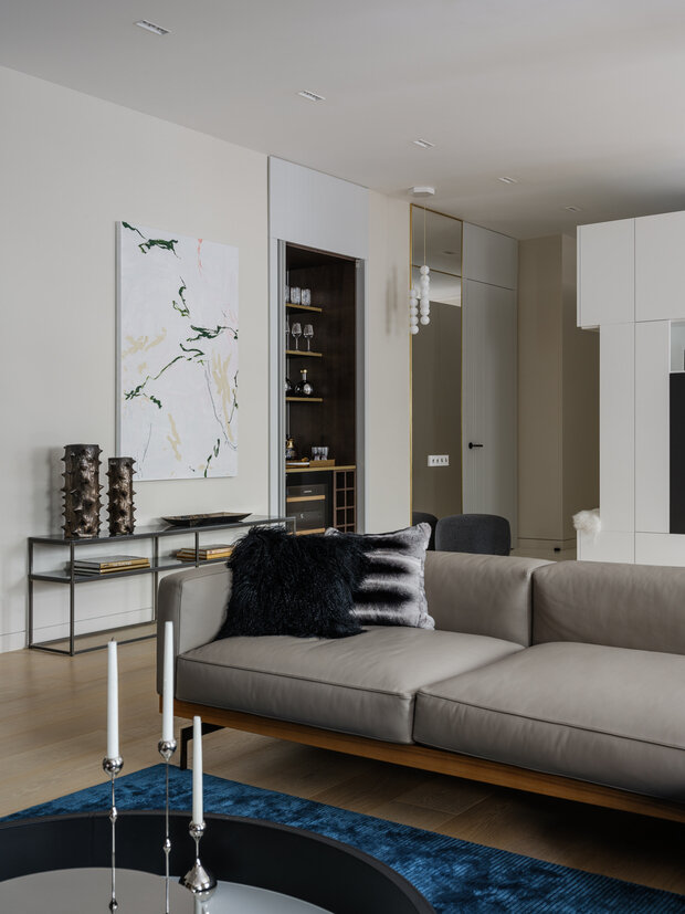 Фотография: Гостиная в стиле Современный, Квартира, Проект дня, Москва, Кирпичный дом, 4 и больше, Более 90 метров, Валерия Исакова, Мария Куркова – фото на INMYROOM