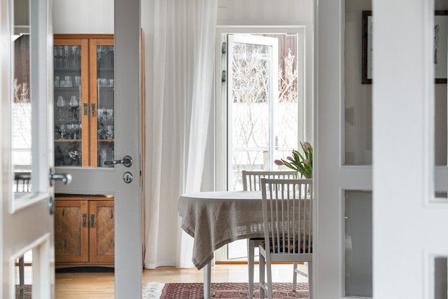 Фотография: Кухня и столовая в стиле Скандинавский, Современный, Декор интерьера, Дом, Белый, Минимализм, Вилла, Серый, Голубой, Коричневый, 4 и больше, Более 90 метров – фото на INMYROOM