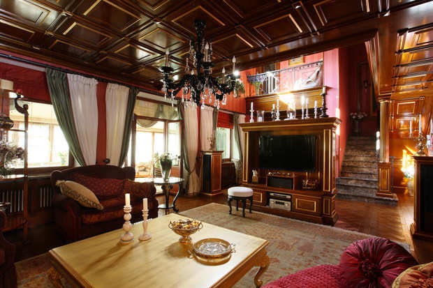 Фото из портфолио Двухуровневая гостиная загородного дома в Подмосковье – фотографии дизайна интерьеров на INMYROOM