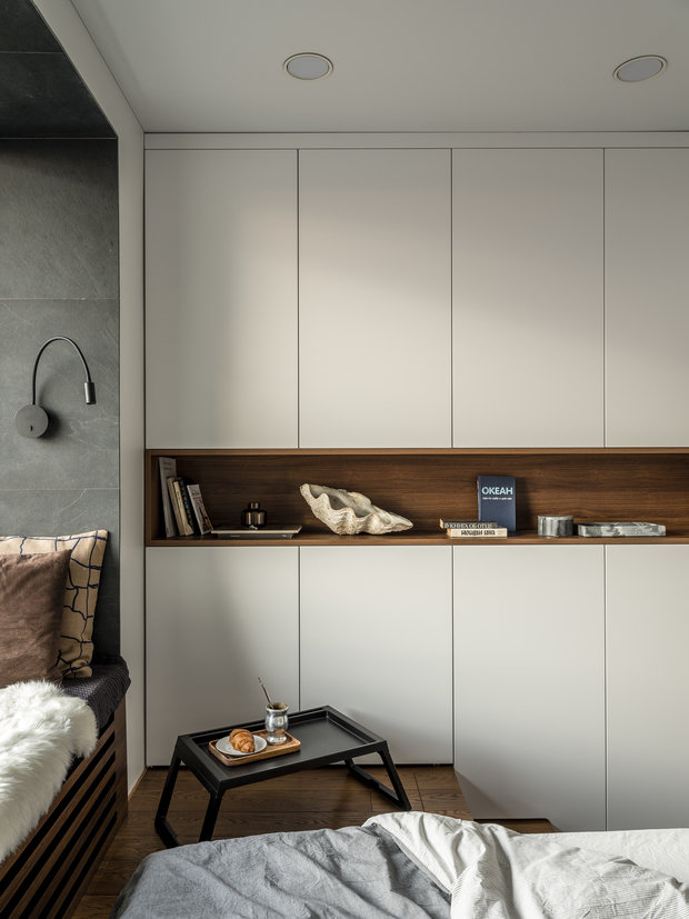 В спальне есть элементы морской тематики, например, большая раковина, поднятая со дна Тихого океана. Она досталась Алексею по наследству от отца, военного моряка.