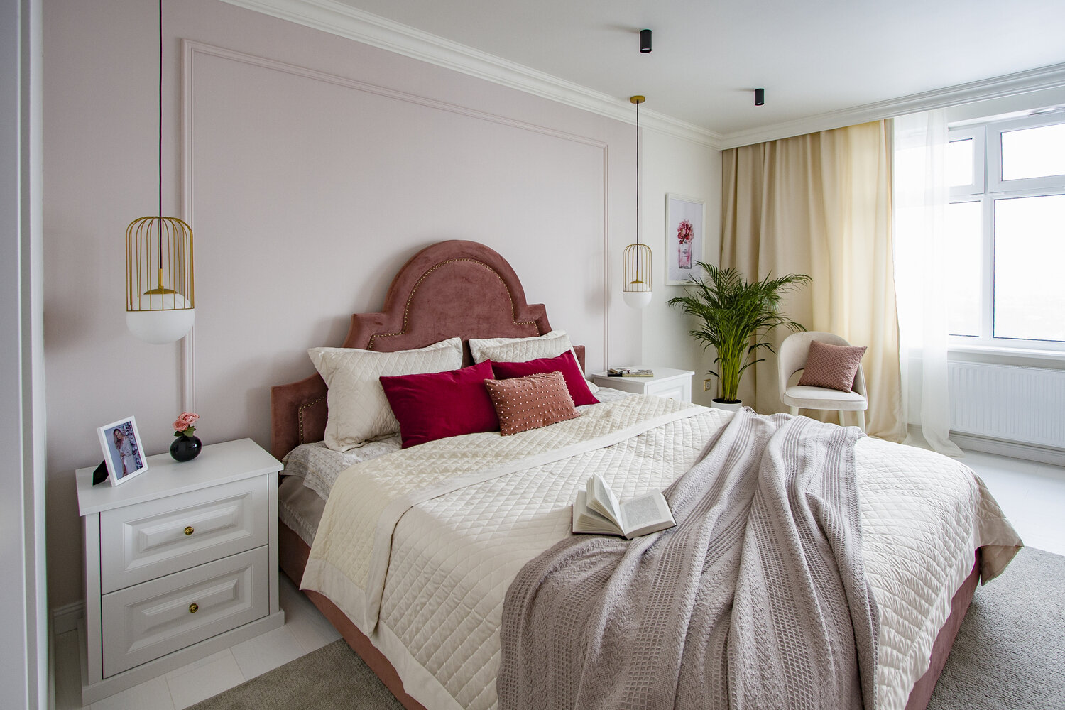 Дизайнер выбрала кровать с изголовьем необычной формы и интересным цветом. Дизайнер выбрала кровать с изголовьем необычной формы и интересным цветом.