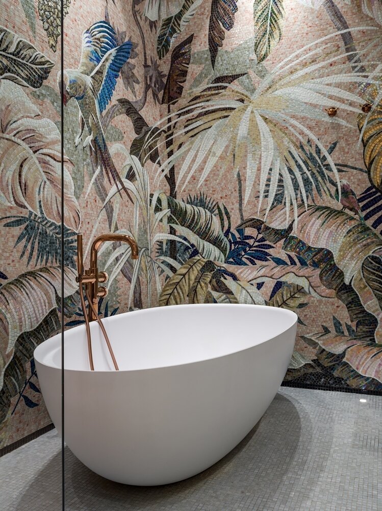 Для облицовки в ванной использовалась авторская мозаика. Основная часть этой зоны — большая ванна с душевым гарнитуром. Для соединения ванной комнаты со спальней используется точечное освещение, встроенное в пол. Для облицовки в ванной использовалась авторская мозаика. Основная часть этой зоны — большая ванна с душевым гарнитуром. Для соединения ванной комнаты со спальней используется точечное освещение, встроенное в пол.