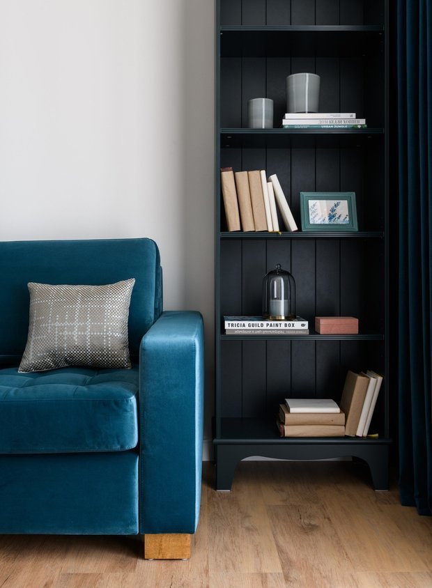 В кабинете стены выкрасили в нейральный светлый цвет, а мебель поставили только самую необходимую.