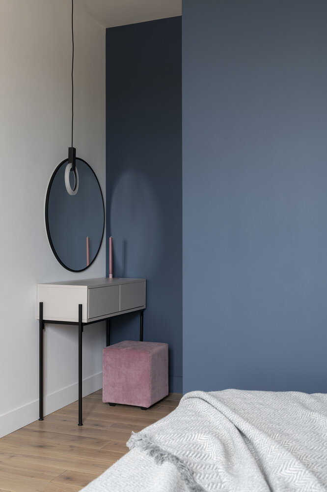 Гардеробная находится за перегородкой и не видна с кровати.