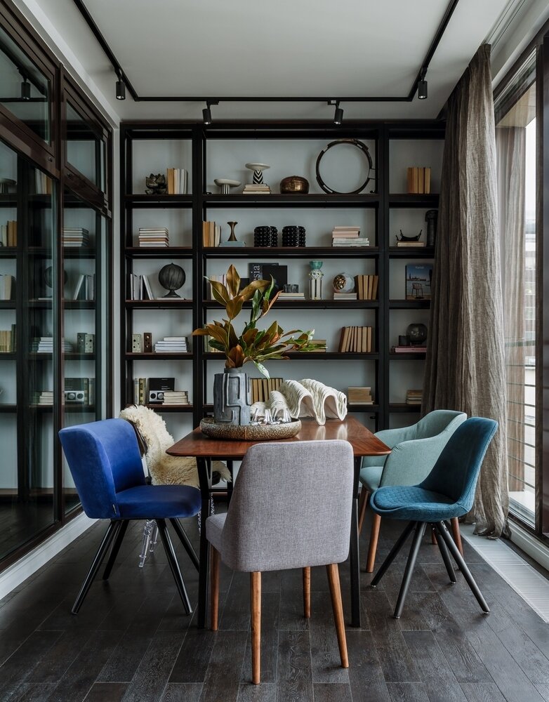 На полу использована инженерная доска другого цвета с более явной и активной фактурой. Уложена параллельно остеклению, при естественном освещении фактура проявляется сильнее. На полу использована инженерная доска другого цвета с более явной и активной фактурой. Уложена параллельно остеклению, при естественном освещении фактура проявляется сильнее.