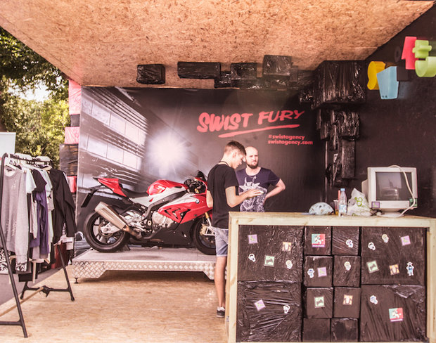 Фото из портфолио Стенд агентства на фестивале Faces&Laces 2015 – фотографии дизайна интерьеров на INMYROOM