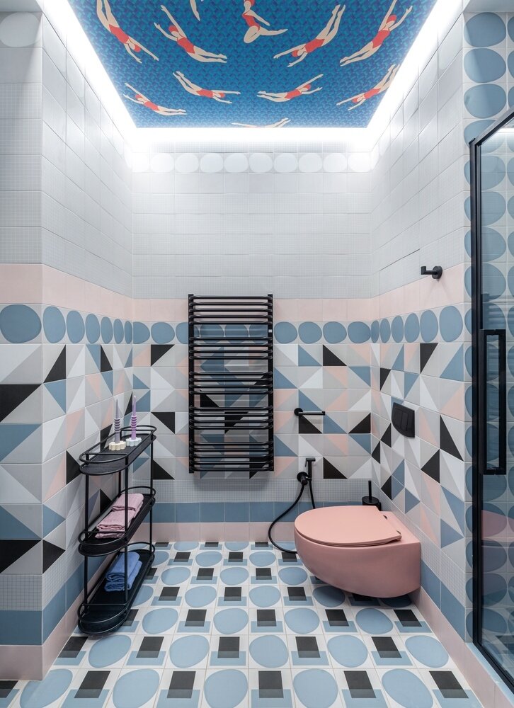 В санузле динамику создают необычное панно на потолке и плитка итальянской фабрики 41zero42 с геометрическими рисунками, смело и дерзко замиксованными в раскладке.
