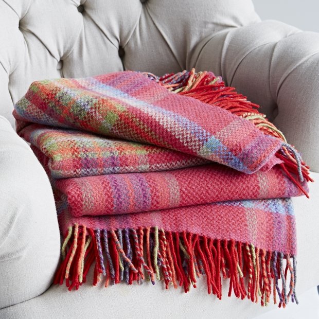 Фотография: Аксессуары в стиле , Текстиль, Цвет в интерьере, Стиль жизни, Советы, Белый, Плед, Подсвечники – фото на INMYROOM