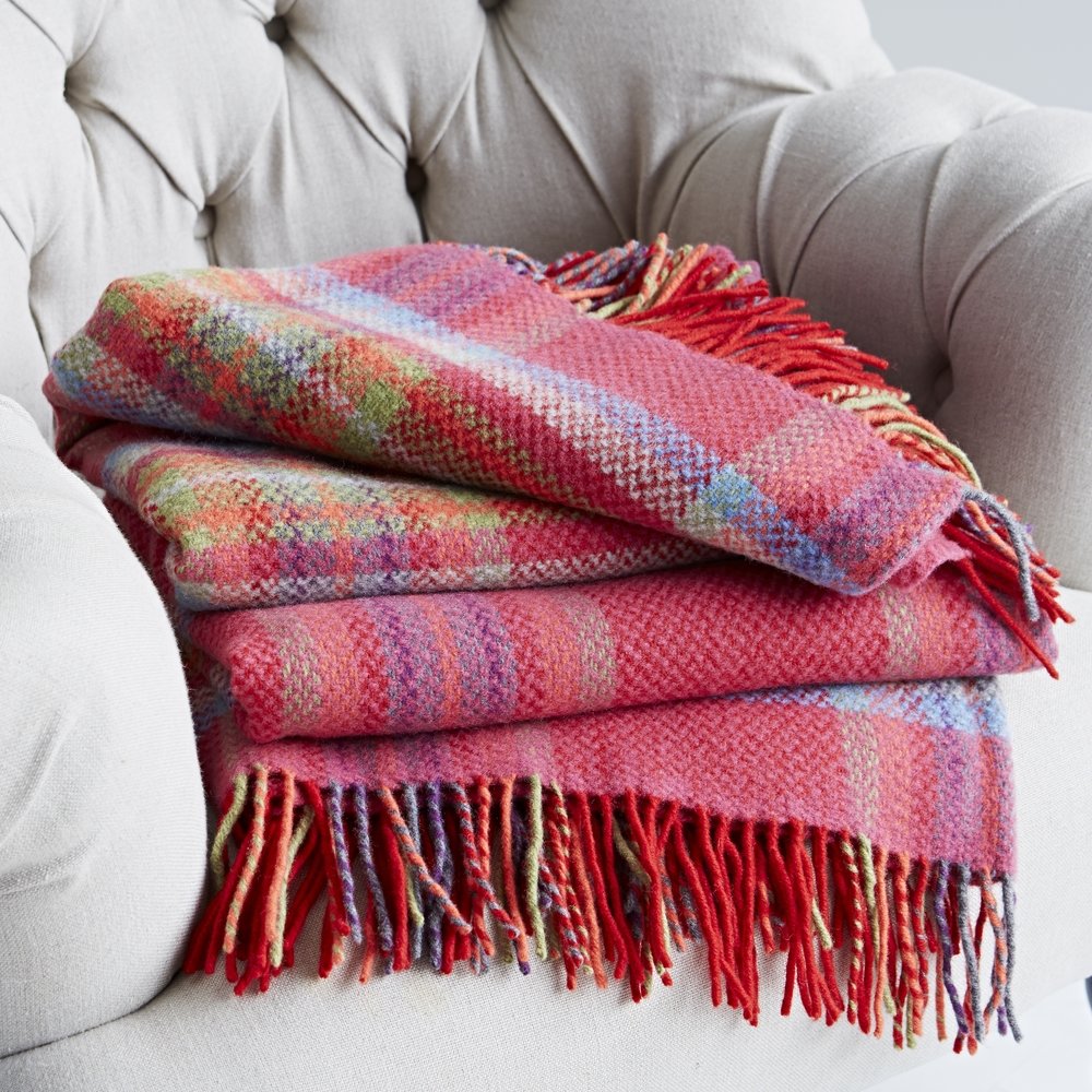 Фотография: Аксессуары в стиле , Текстиль, Цвет в интерьере, Стиль жизни, Советы, Белый, Плед, Подсвечники – фото на INMYROOM