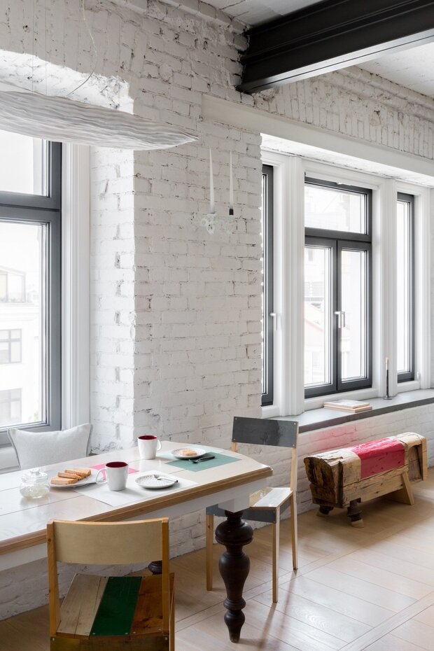 В ванной комнате и прихожей пол декорирован микробетоном, этот же материал нанесен и на подоконники, предусмотрительно подогреваемые теплым полом.