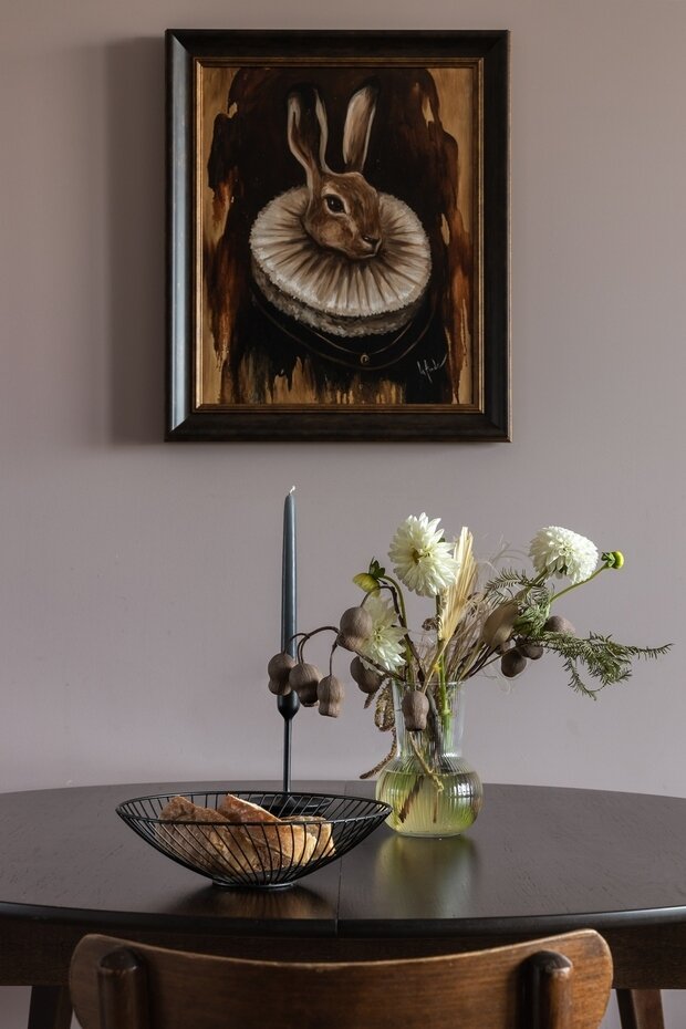 Кролик над столом — картина художницы Лиды Железняк.