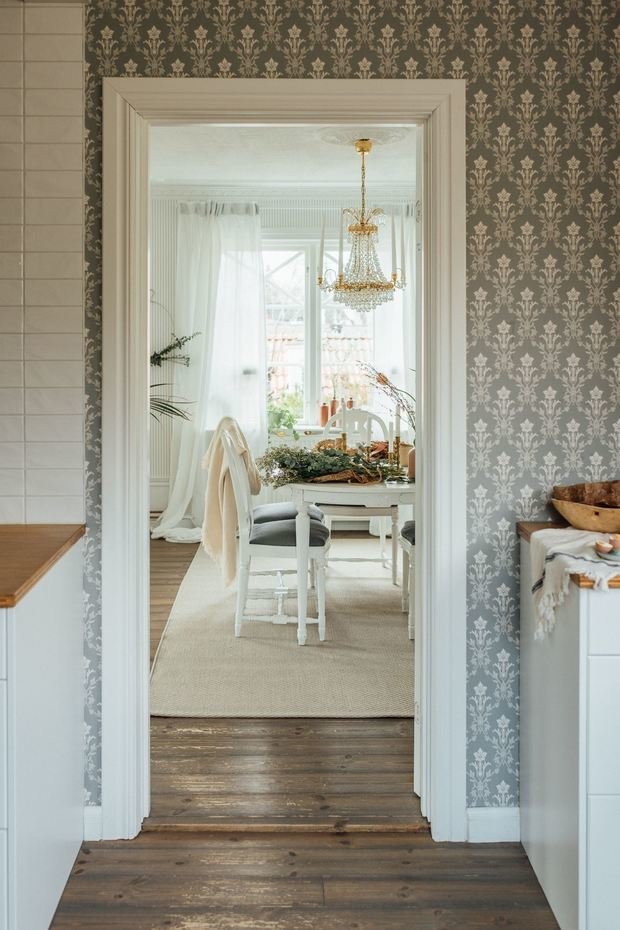 Фотография: Кухня и столовая в стиле Прованс и Кантри, Классический, Скандинавский, Эклектика, Дом, Швеция, Белый, Дача, Стокгольм, Серый, Голубой, Коричневый, Дом и дача, 4 и больше – фото на INMYROOM