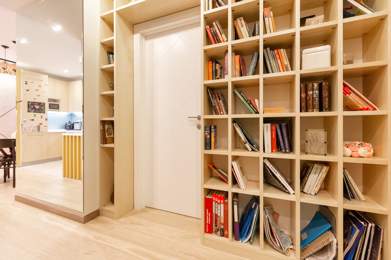 Фотография: Прихожая в стиле Современный, Квартира, Eames, Gorenje, Проект недели, Москва, Бежевый, Dulux, Желтый, Серый, Декоративная штукатурка, Коричневый, Граффити, SLV, ИКЕА, кирпич в интерьере, кирпичная стена, кирпичная стена в интерьере, идеи перепланировки однушки, перепланировка однокомнатной квартиры, современный интерьер, Roca, Porcelanosa, освещение в спальне, Lightstar, Jacob Delafon, Kermi, Centrsvet, как организовать хранение на небольшом метраже, перепланировка студии, кирпичный клинкер, квартира в современном стиле, сценарии освещения, Grohе, хранение книг в небольшой квартире, перепланировка однушки, современный стиль в интерьере, как из однушки сделать двушку, кирпичная кладка в интерьере, современные сценарии освещения, как создать современный и модный интерьер, керамогранит под дерево, Estetica, интерьер с кирпичной кладкой, декоративное освещение в квартире, Megalux, Valentin, Arline, Italline, Constance Guisse, Terhuerne, Calcebeton, Moorbrand, Виктория Золина, Zi-Design Interiors – фото на INMYROOM