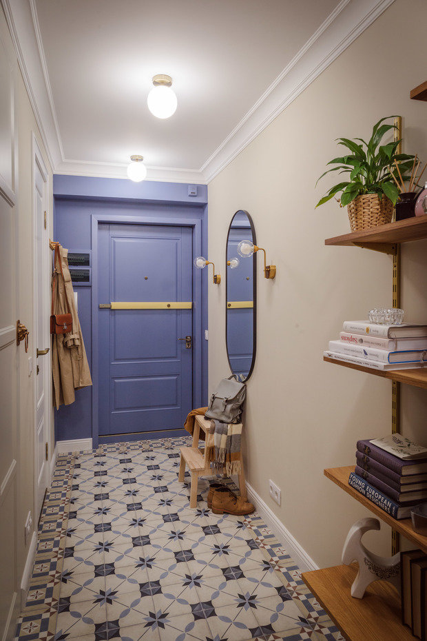 Первая фишка, встречающая в прихожей, — необычный замок на входной двери, поставленный еще дедушкой заказчицы: его было решено сохранить и оставить в первозданном виде. Его не только сберегли, но и выделили, сделав входную группу контрастного сложного синего цвета.