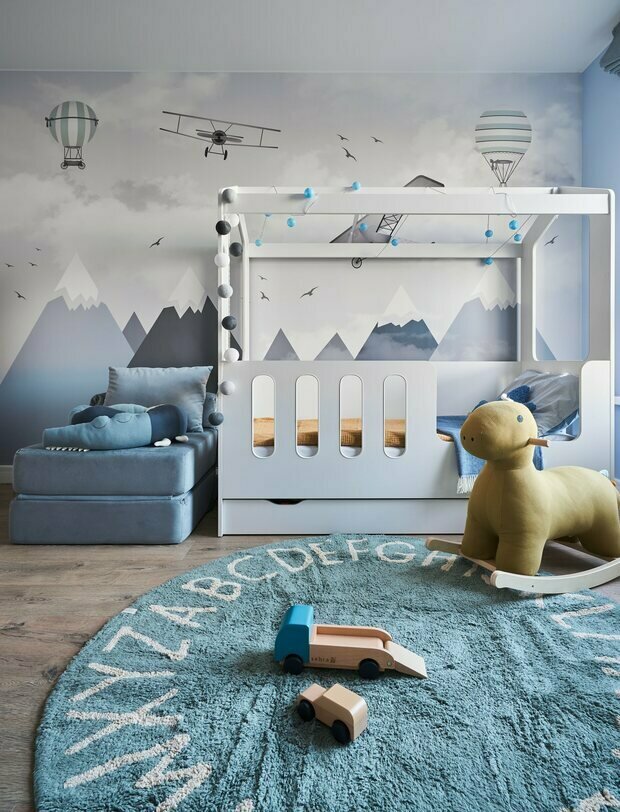 В детской сына предусмотрели удобное кресло, где могут расположиться родители за чтением книг на ночь. Его также можно разложить как матрас на полу.