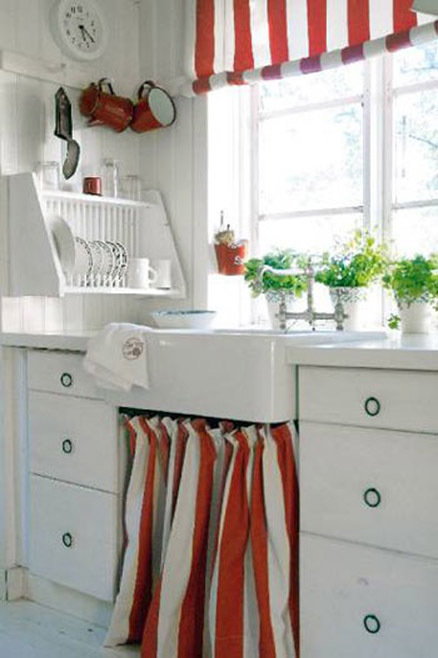 Фотография: Кухня и столовая в стиле Прованс и Кантри, Современный, Декор интерьера, Дом, Декор дома, Системы хранения, Шторы – фото на INMYROOM