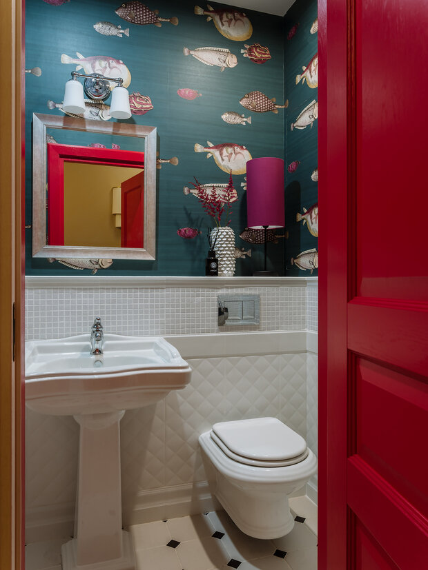 Интересный санузел с рыбками — там сделали дверь с двусторонней покраской.