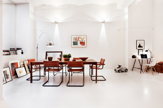 Фотография: Кухня и столовая в стиле Минимализм, Скандинавский, Декор интерьера, Швеция, Декор дома, Цвет в интерьере, Белый – фото на INMYROOM