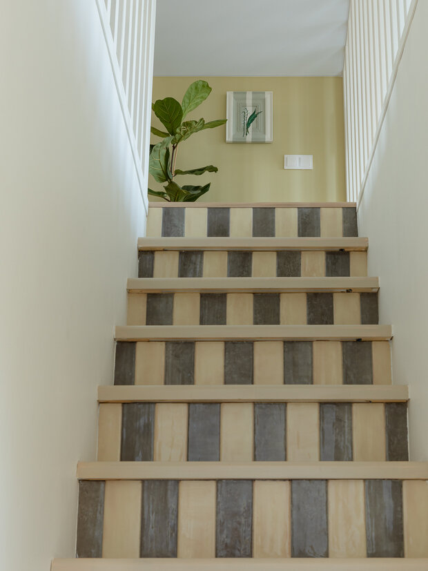  Мини-картины у лестницы и мягкое панно над рабочим столом на втором этаже выполнены силами заказчика.