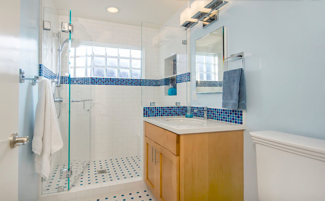 Фотография: Ванная в стиле Скандинавский, Современный, DIY, Малогабаритная квартира, Квартира, Планировки, Переделка, Голубой – фото на INMYROOM