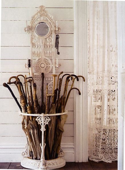 Фотография: Прихожая в стиле Прованс и Кантри, DIY, Квартира, Аксессуары, Советы, хранение, хранение спортивных снарядов, хранение лыж в квартире, хранение роликов в квартире, хранение доски для серфинга в квартире, хранение сноуборда в квартире, идеи хранения велосипеда в квартире, хранение самоката в квартире, хранение скейта в квартире – фото на INMYROOM