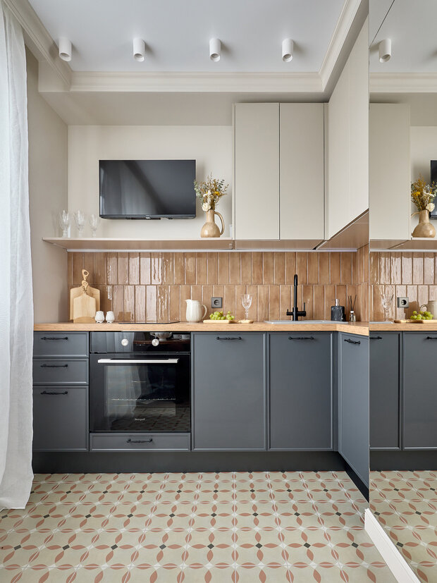 Фотография: Кухня и столовая в стиле Современный, Эклектика, Малогабаритная квартира, Квартира, Проект дня, Москва, П-44, Панельный дом, 1 комната, 40-60 метров, современный с элементами эклектики – фото на INMYROOM