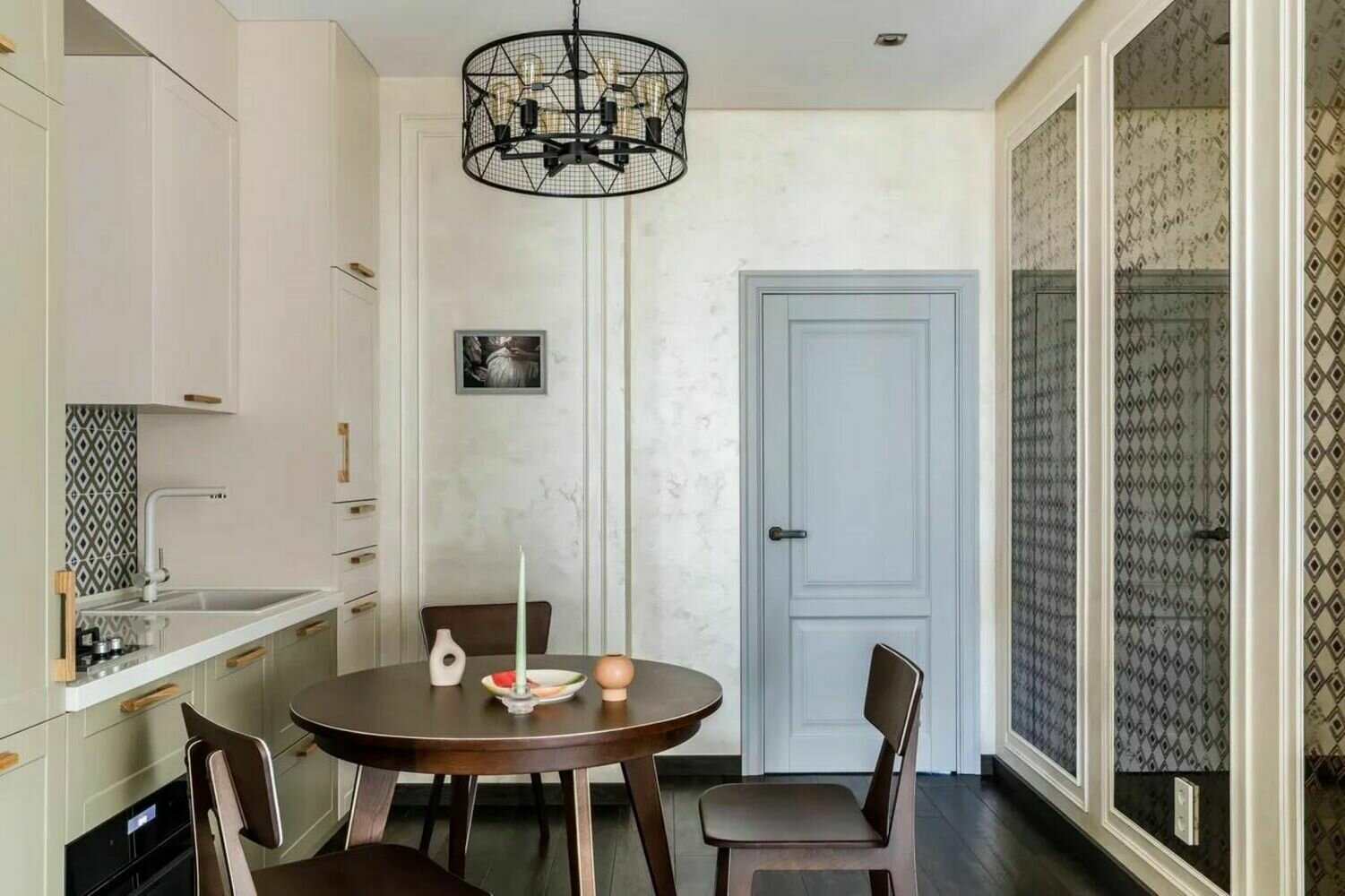 Фотография: Кухня и столовая в стиле Современный, Квартира, Проект дня, 2 комнаты, 40-60 метров, Геленджик – фото на INMYROOM Фотография: Кухня и столовая в стиле Современный, Квартира, Проект дня, 2 комнаты, 40-60 метров, Геленджик – фото на INMYROOM