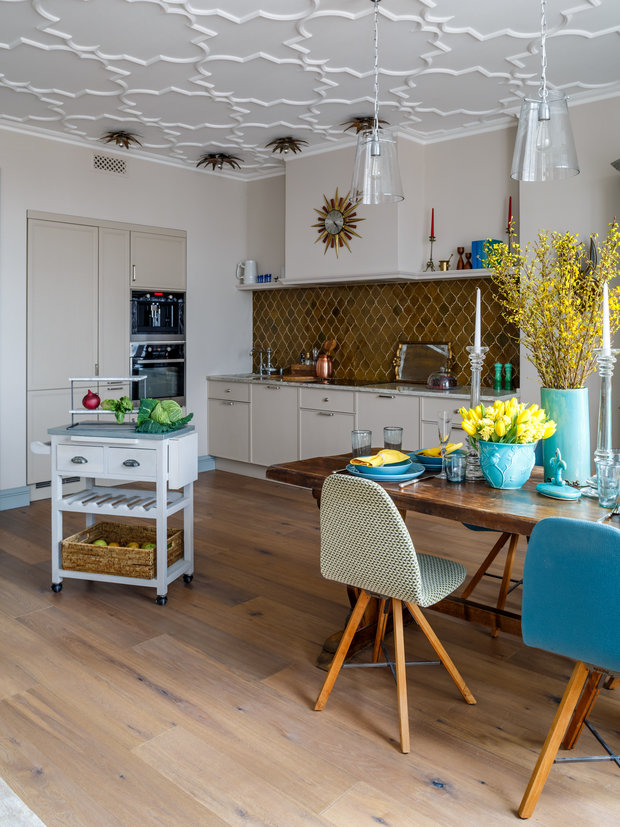 Фотография: Кухня и столовая в стиле Эклектика, Декор интерьера, Квартира, Проект недели, Москва, Надя Зотова, 3 комнаты, Более 90 метров, студия Enjoy Home, Монолитно-кирпичный – фото на INMYROOM