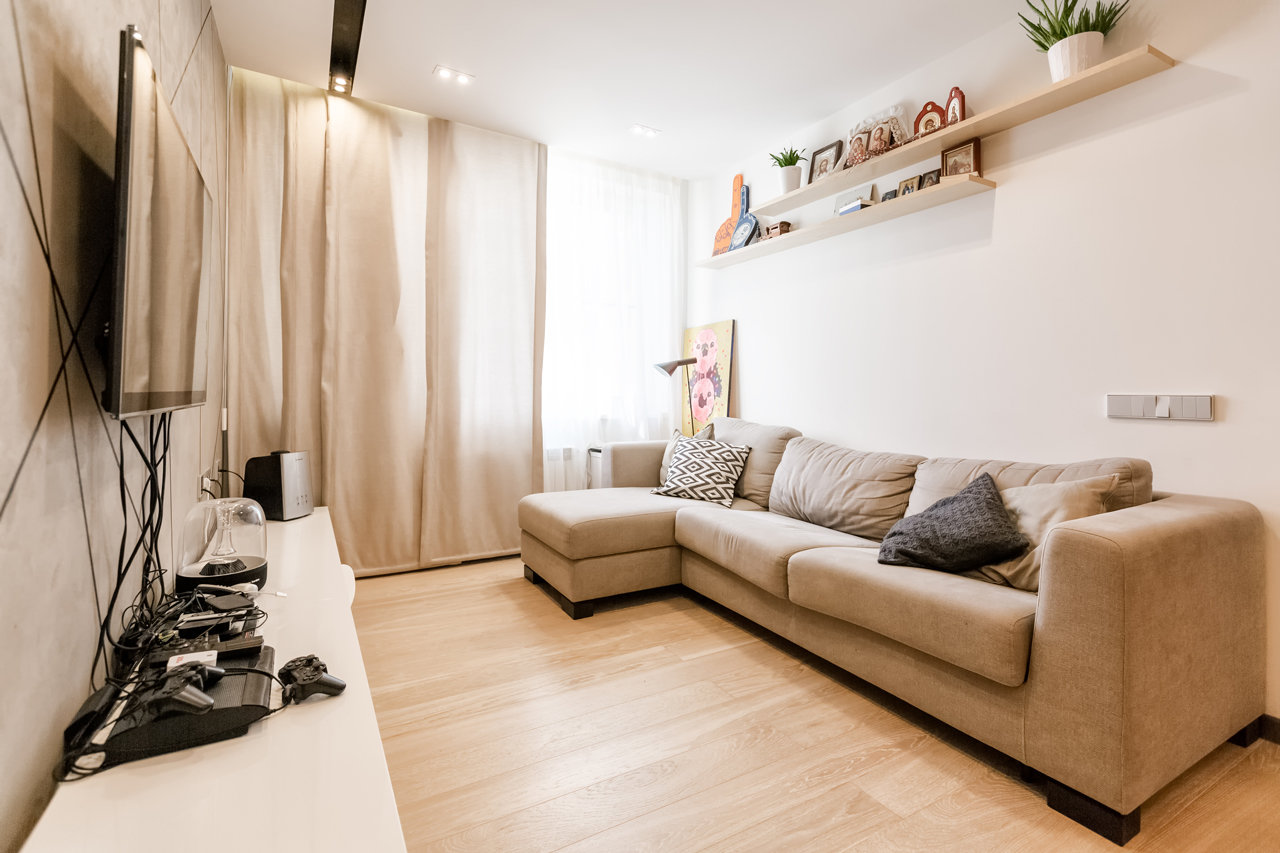 Фотография: Гостиная в стиле Современный, Квартира, Eames, Gorenje, Проект недели, Москва, Бежевый, Dulux, Желтый, Серый, Декоративная штукатурка, Коричневый, Граффити, SLV, ИКЕА, кирпич в интерьере, кирпичная стена, кирпичная стена в интерьере, идеи перепланировки однушки, перепланировка однокомнатной квартиры, современный интерьер, Roca, Porcelanosa, освещение в спальне, Lightstar, Jacob Delafon, Kermi, Centrsvet, как организовать хранение на небольшом метраже, перепланировка студии, кирпичный клинкер, квартира в современном стиле, сценарии освещения, Grohе, хранение книг в небольшой квартире, перепланировка однушки, современный стиль в интерьере, как из однушки сделать двушку, кирпичная кладка в интерьере, современные сценарии освещения, как создать современный и модный интерьер, керамогранит под дерево, Estetica, интерьер с кирпичной кладкой, декоративное освещение в квартире, Megalux, Valentin, Arline, Italline, Constance Guisse, Terhuerne, Calcebeton, Moorbrand, Виктория Золина, Zi-Design Interiors – фото на INMYROOM