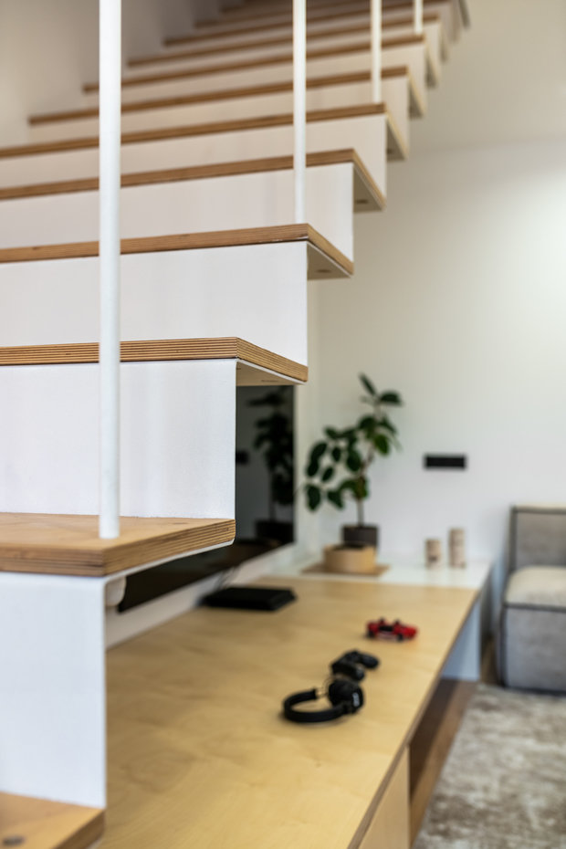 Сделанная на заказ лестница из листового металла ведет на второй этаж. 