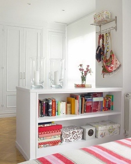 Фотография: Декор в стиле Прованс и Кантри, Спальня, Интерьер комнат, Мебель и свет, Цвет в интерьере, Белый, Гардероб – фото на INMYROOM