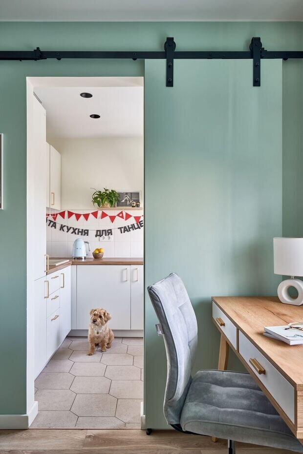 Фотография: Кухня и столовая в стиле Скандинавский, Современный, Малогабаритная квартира, Квартира, Проект дня, Москва, Панельный дом, 1 комната, до 40 метров, Алексей Смирнов, Мария Оганесян – фото на INMYROOM