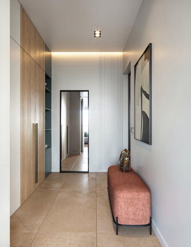 В прихожей по длинной стене расположен встроенный шкаф для одежды, также в нем находится электрощит.