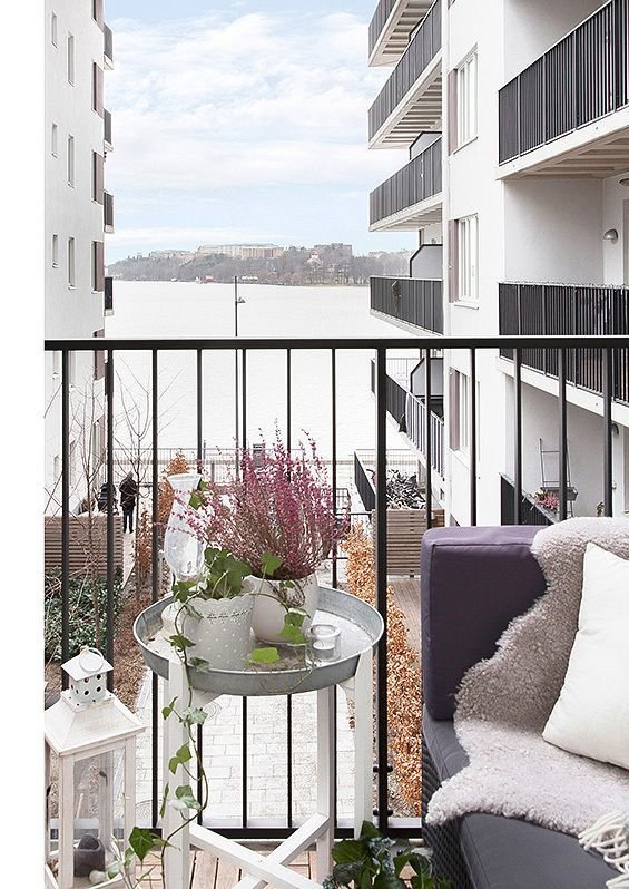 Фотография: Балкон в стиле Скандинавский, Квартира, Аксессуары, Мебель и свет, Терраса, Советы, Ремонт на практике, бюджетное обновление балкона, экономичный ремонт на балконе – фото на INMYROOM