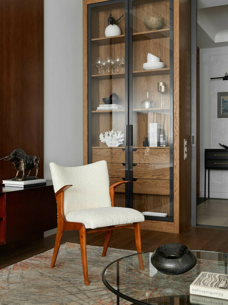 «В какой-то момент мы увидели винтажные кресла, предложили их в интерьер гостиной. С такими вещами нужно решать сразу, так как их стремительно раскупают. К счастью, решение было принято быстро, и мы успели. Теперь эти уникальные кресла украшают интерьер гостиной. У них весьма утонченный дизайн, что добавляет изящества всему помещению», — рассказывают авторы проекта.