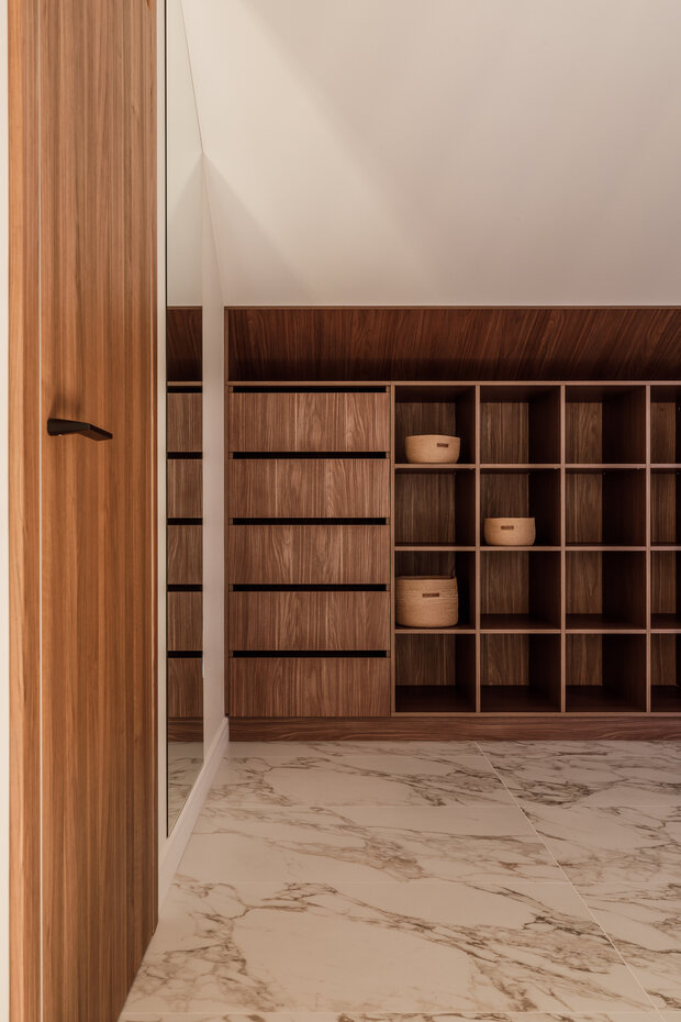 Фотография: Гардеробная в стиле Современный, Дом, Проект дня, Дом и дача, Сочи, Блочный дом, 4 и больше, Более 90 метров, Манушак Соловарова – фото на INMYROOM