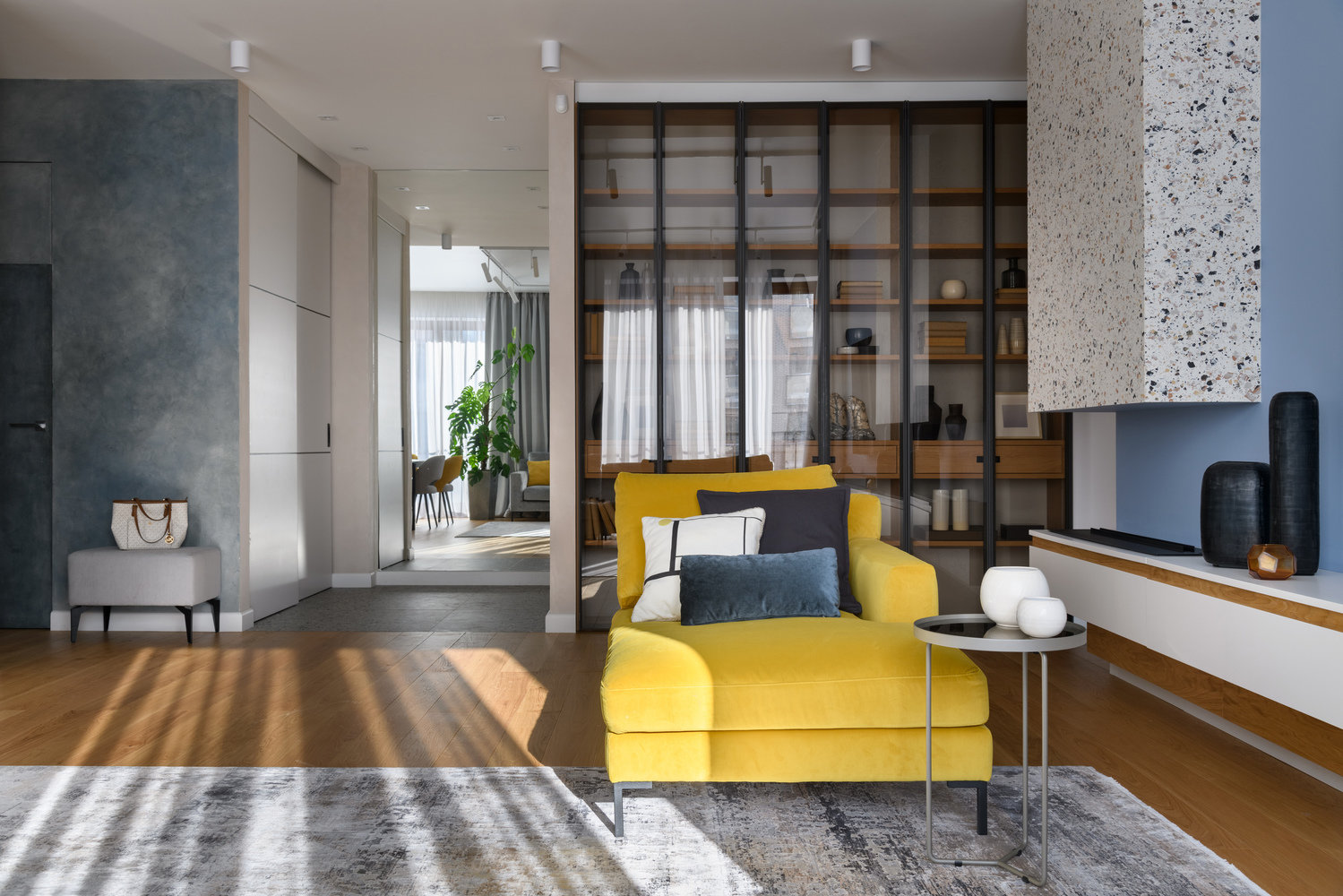 При изготовлении мебели для гостиной была использована МДФ со вставками из натурального шпона. Для правильного сочетания с напольным покрытием цвет шпона выбирался особенно тщательно. Шкафы выполнены из тонированного стекла с применением светодиодной подсветки полок. При изготовлении мебели для гостиной была использована МДФ со вставками из натурального шпона. Для правильного сочетания с напольным покрытием цвет шпона выбирался особенно тщательно. Шкафы выполнены из тонированного стекла с применением светодиодной подсветки полок.