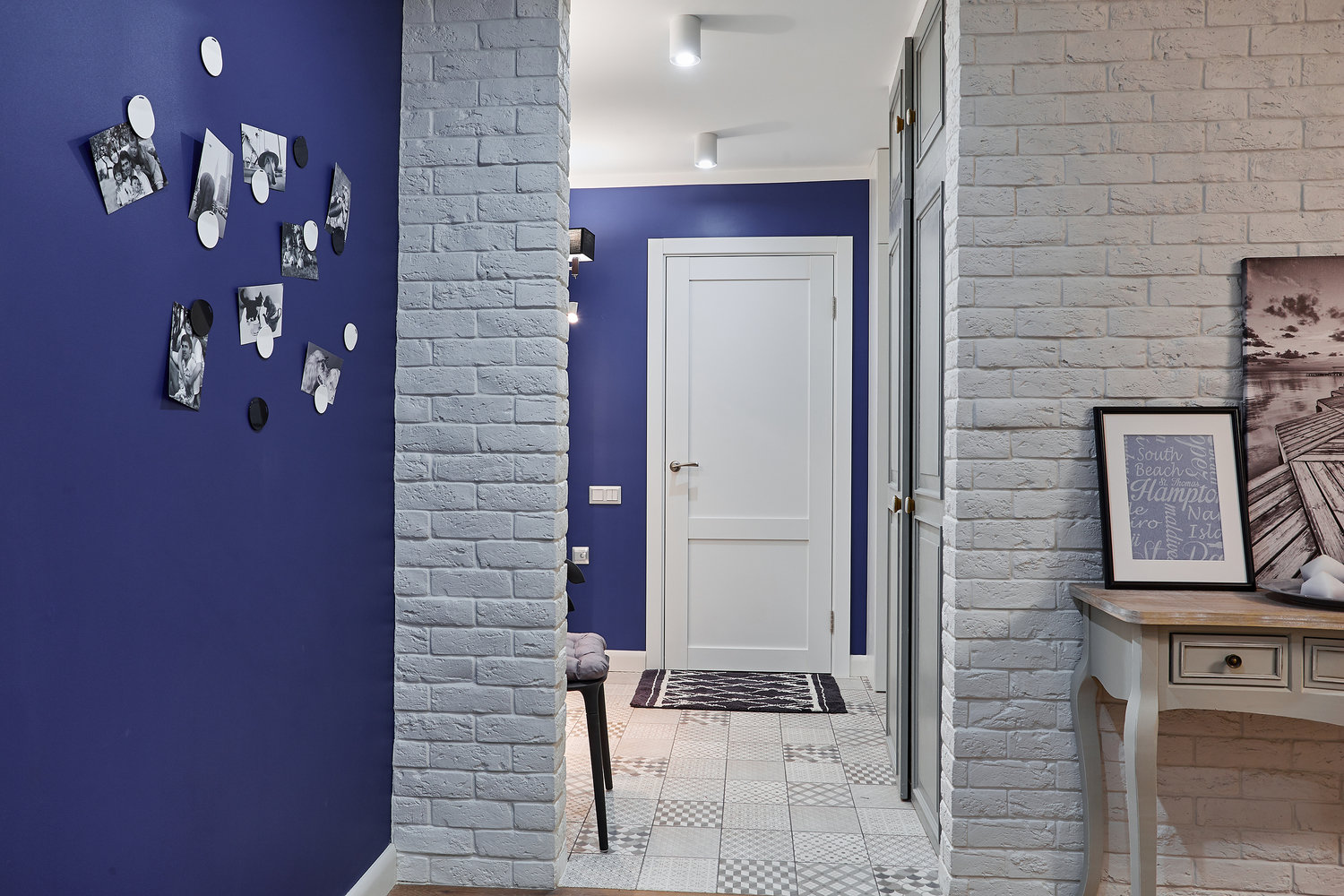Интерьер прихожей в современном стиле с синими стенами и белым кирпичом Интерьер прихожей в современном стиле с синими стенами и белым кирпичом