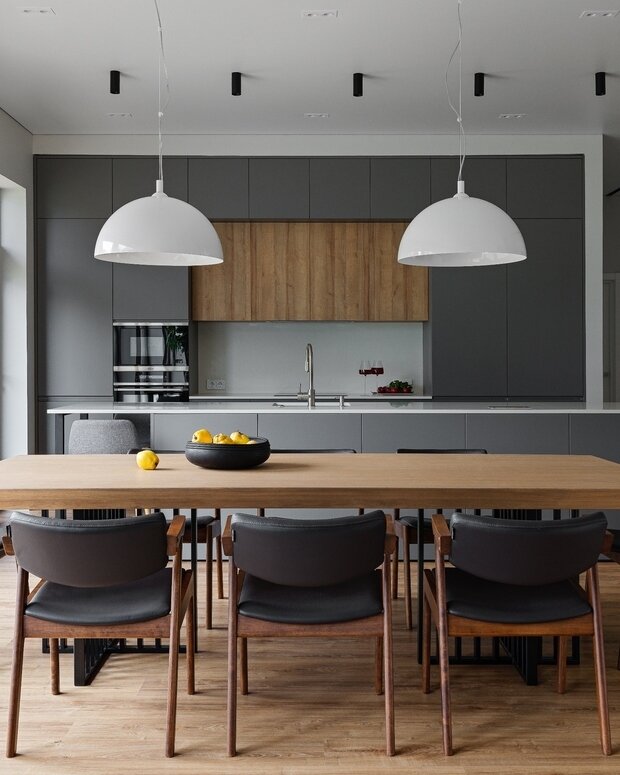 В острове хранение с двух сторон: со стороны кухни — глубокие (60 см) шкафы, со стороны гостиной — неглубокие шкафчики (30 см). 