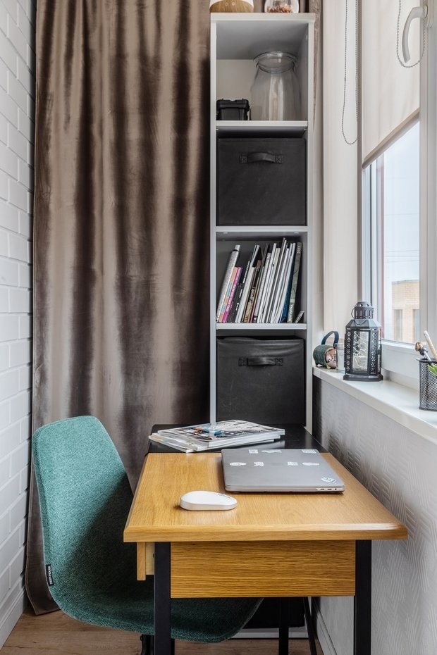 Стол на лоджии выполняет две функции: рабочий стол и столик для макияжа.