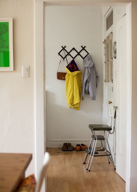 Фотография: Прихожая в стиле Скандинавский, Советы, Ремонт на практике, косметический ремонт, хранение в прихожей, свет в прихожей – фото на INMYROOM